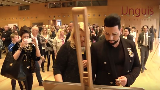 Auf einem Kunstevent wurden Bilderständer gemietet