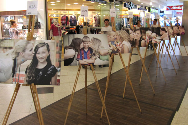 gemietete Staffeleien helfen bei Ihrer Ausstellung im shopping center