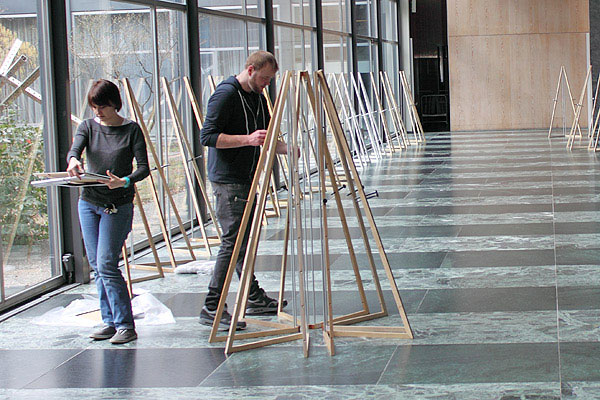 Ausstellungsaufbau mit Staffeleien aus holz zu günstigen Konditionen europaweit